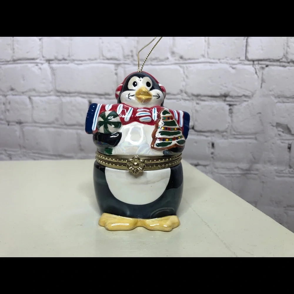 Brand New-Penguin Musical Ornament